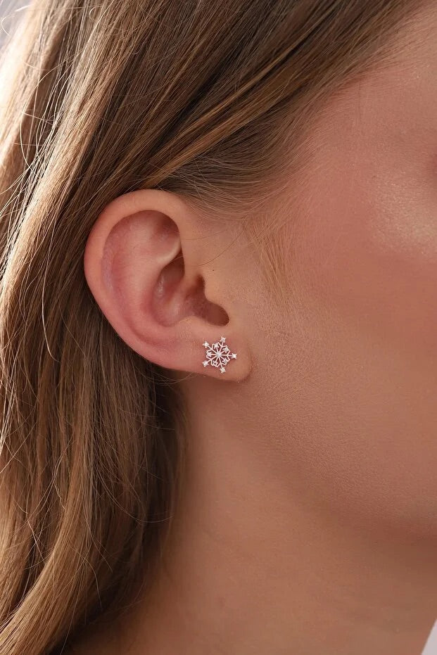 Boucle d’oreille flocon de neige argent 925 avec zircon, motif ajouré.