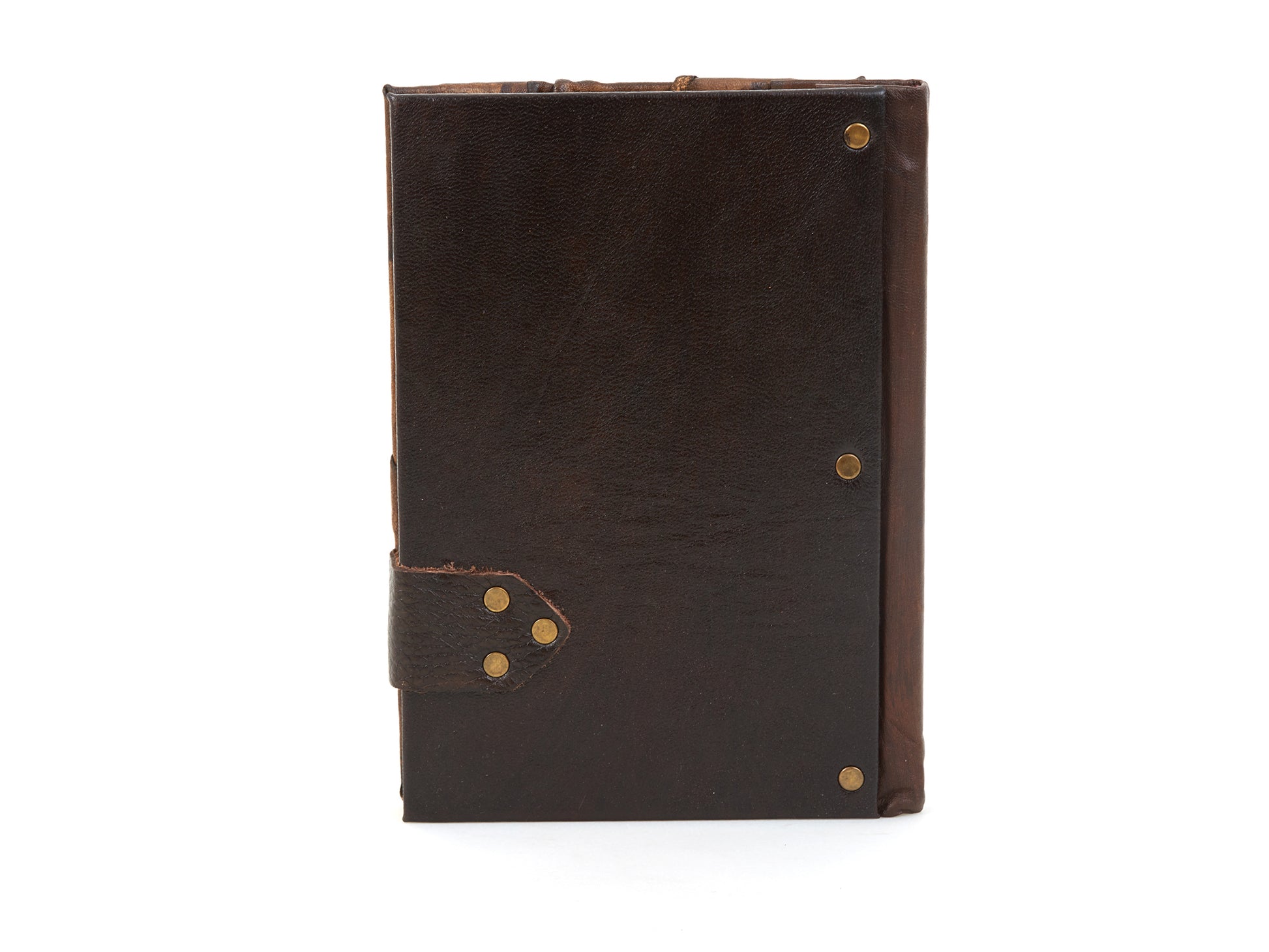 Carnet en cuir brun avec couture et boutons métalliques, dos sans motif.