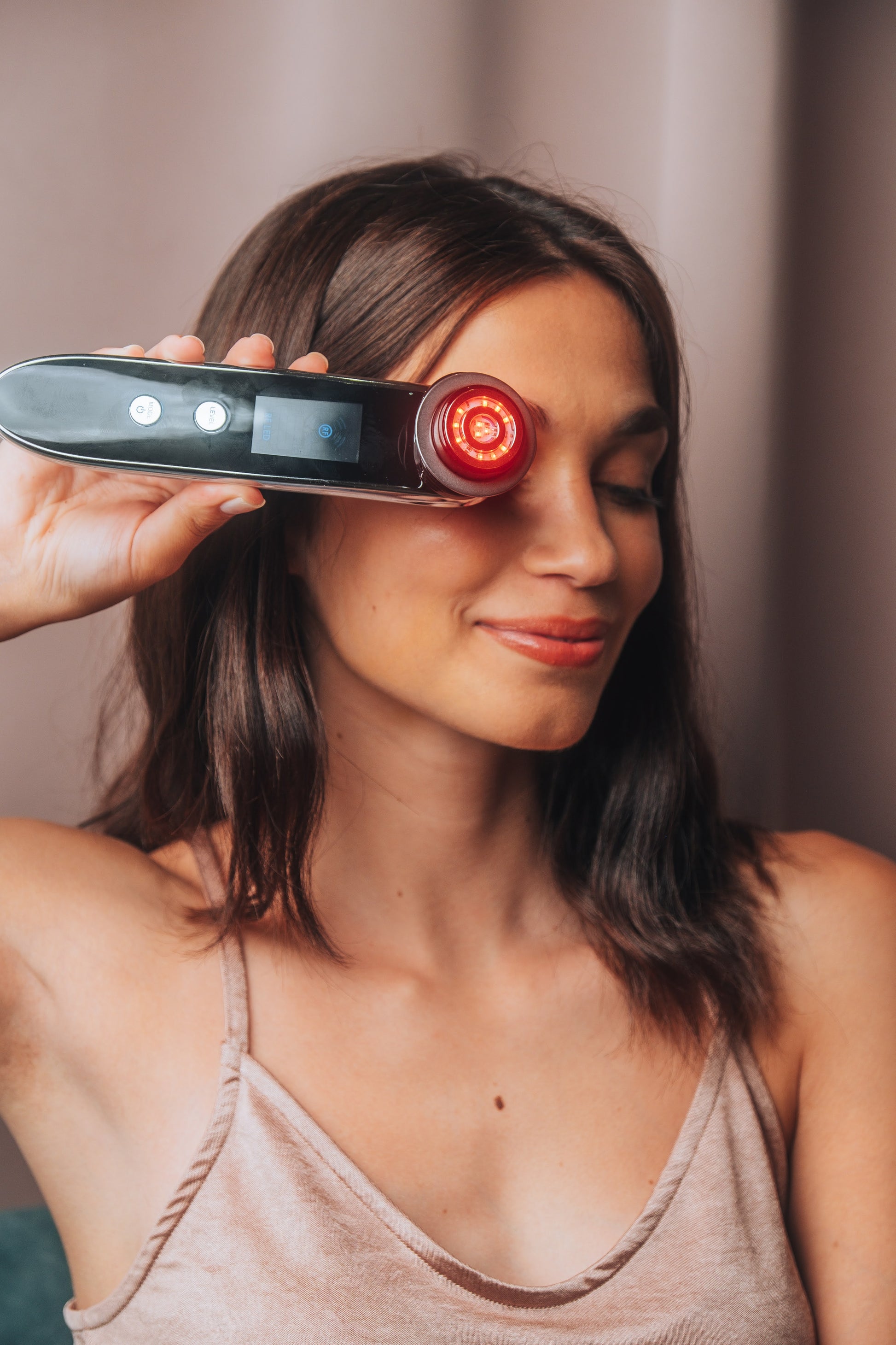 Wand de radiofréquence COCOON SKIN appliquée sur le front, LED rouge allumée