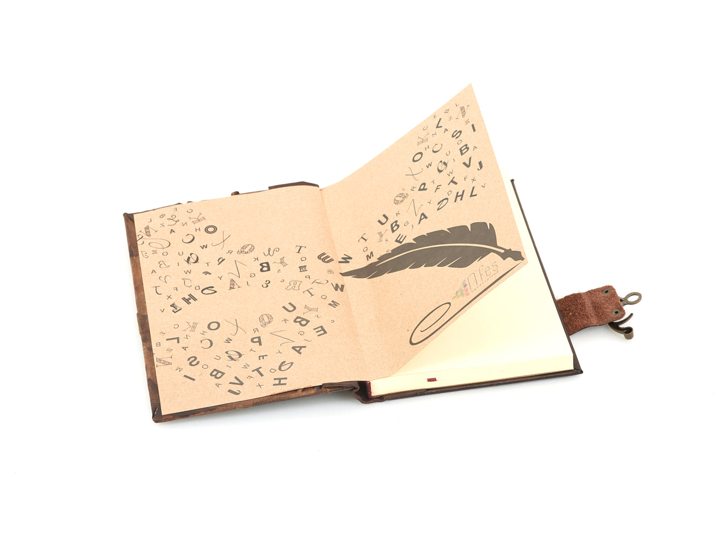 Carnet cuir brun ouvert, pages crème avec motif nautique et ruban de marque-page.