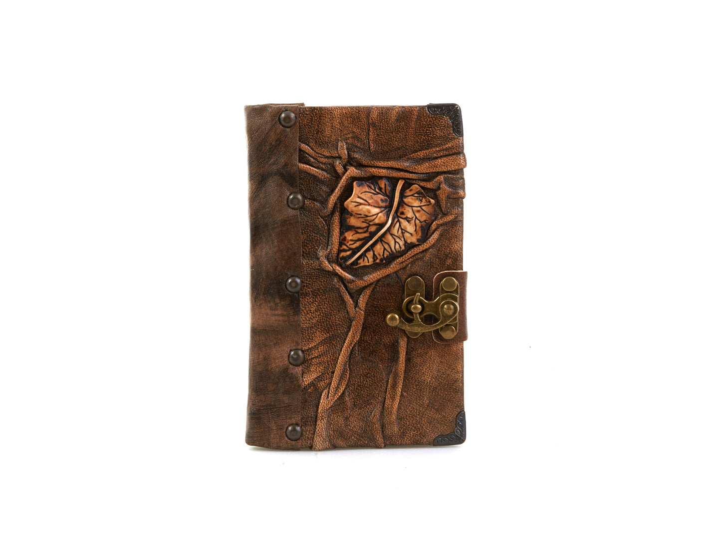 Carnet en cuir brun avec motif feuille en relief, rabat et rivets métalliques.