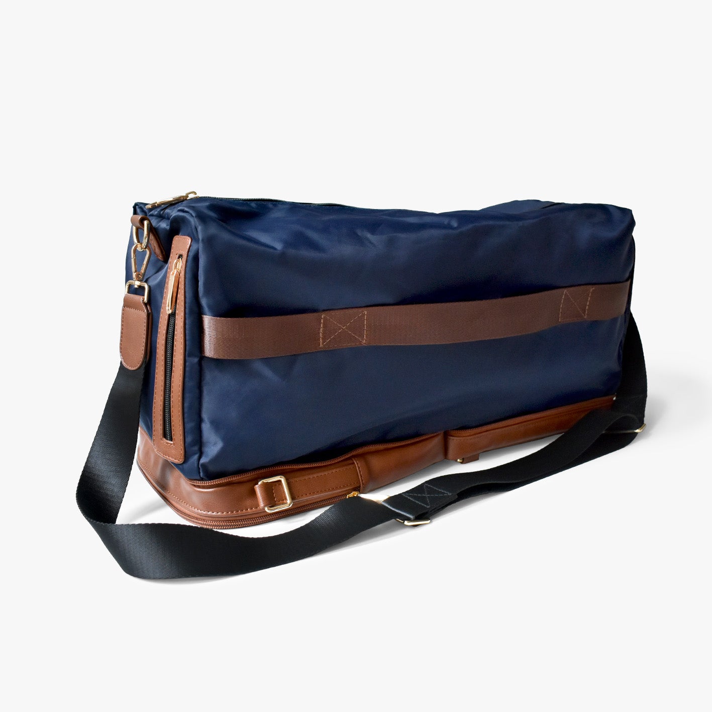 Mini sac bleu avec bandoulière noire, rabat marron et poches zippées.