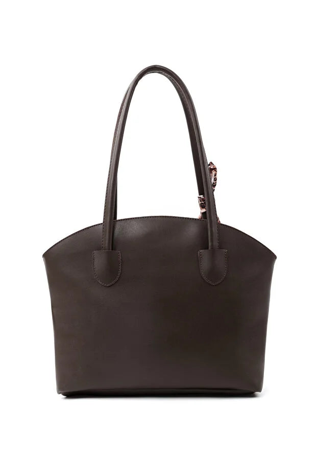 Sac cabas en cuir synthétique marron, grandes anses et base rectangulaire.