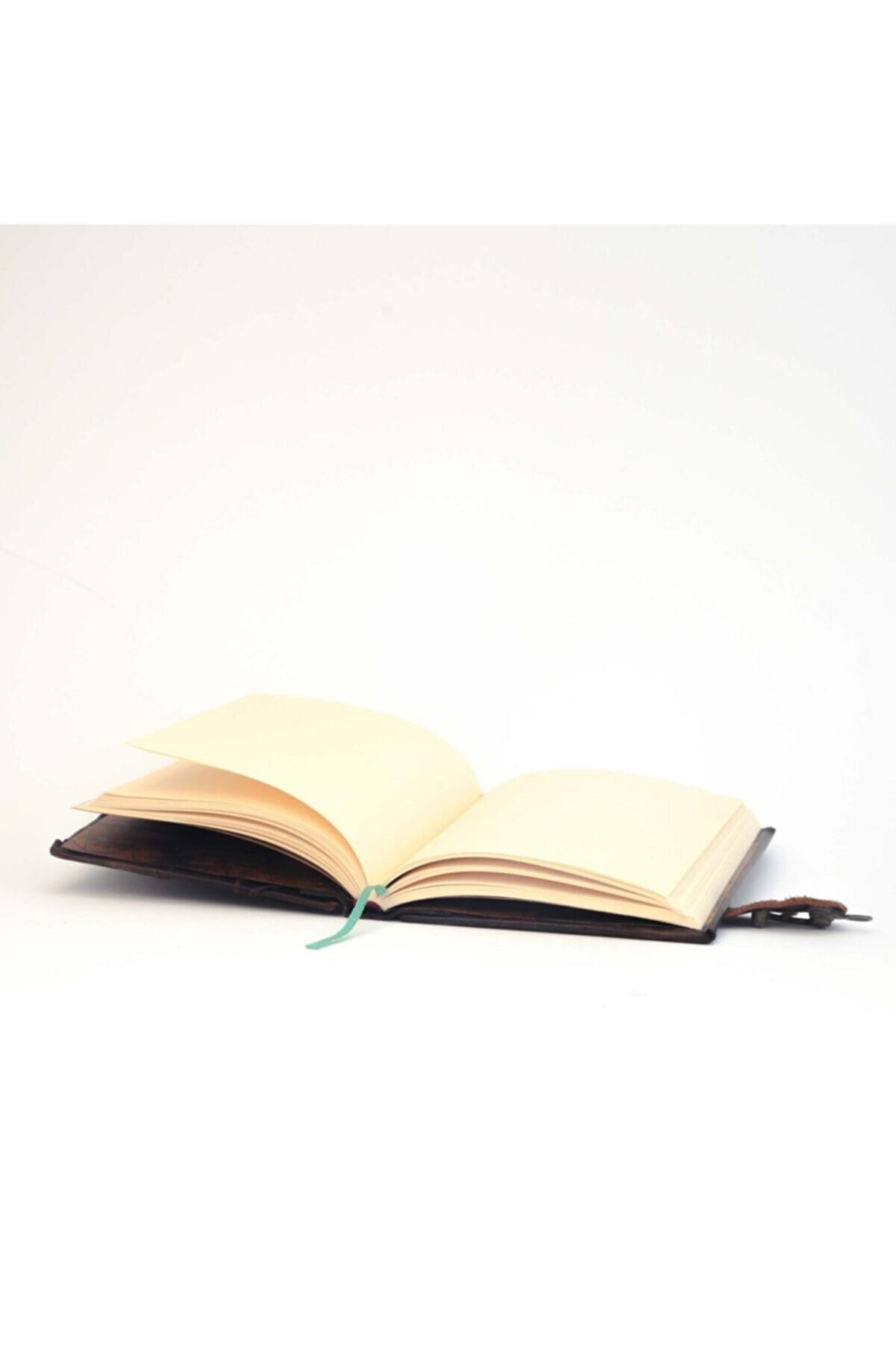 Carnet en cuir brun avec pages ouvertes et ruban marque-page vert