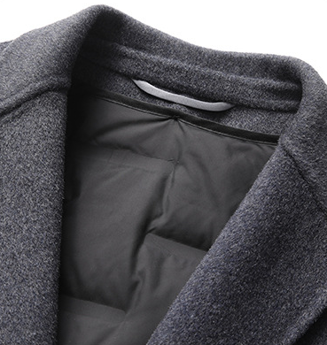 Détail manteau homme : col et intérieur matelassé, tissu gris chiné en bordure.