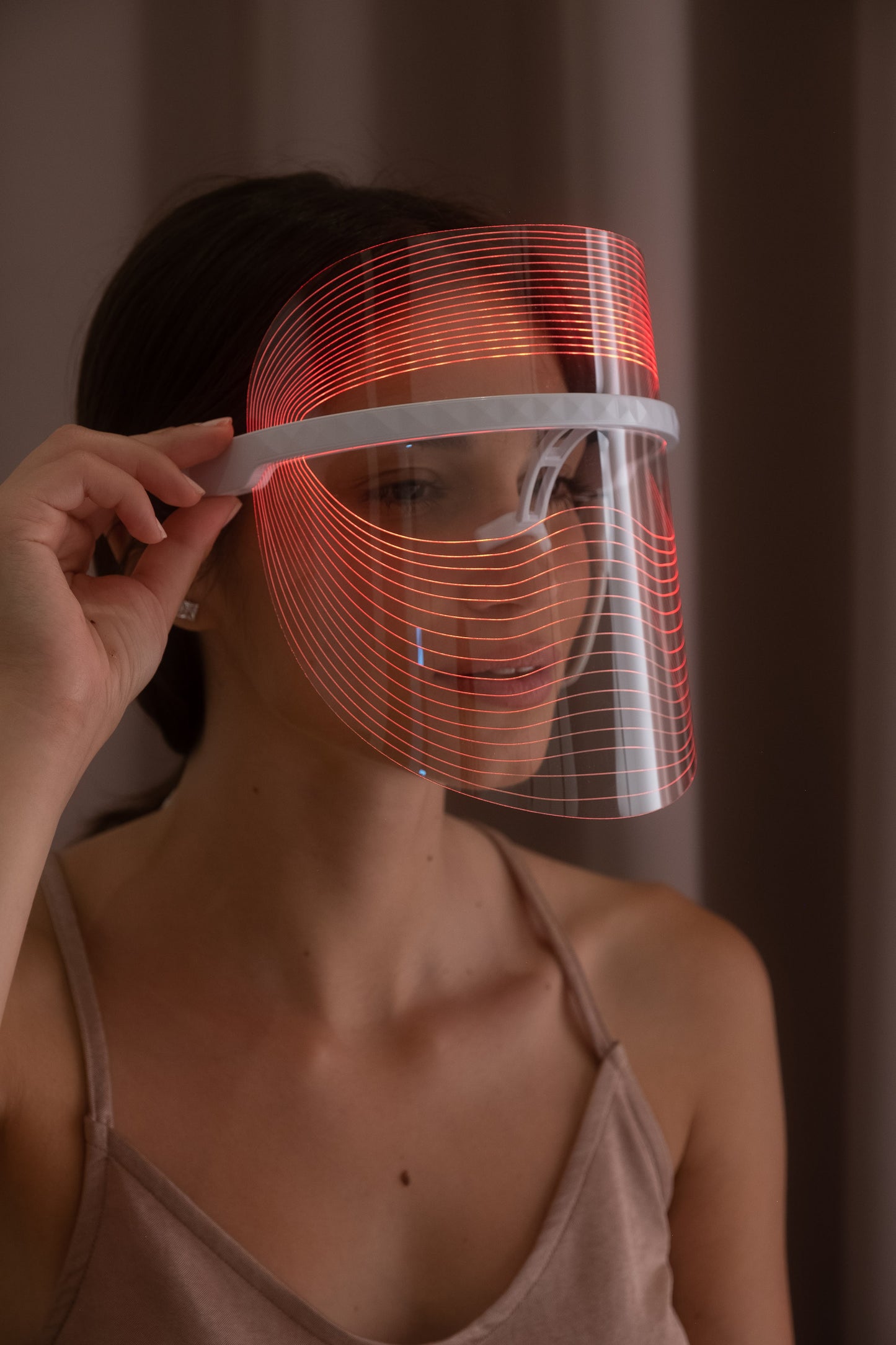 Masque LED pour le visage transparent avec bandeau blanc, lueur orange, porté