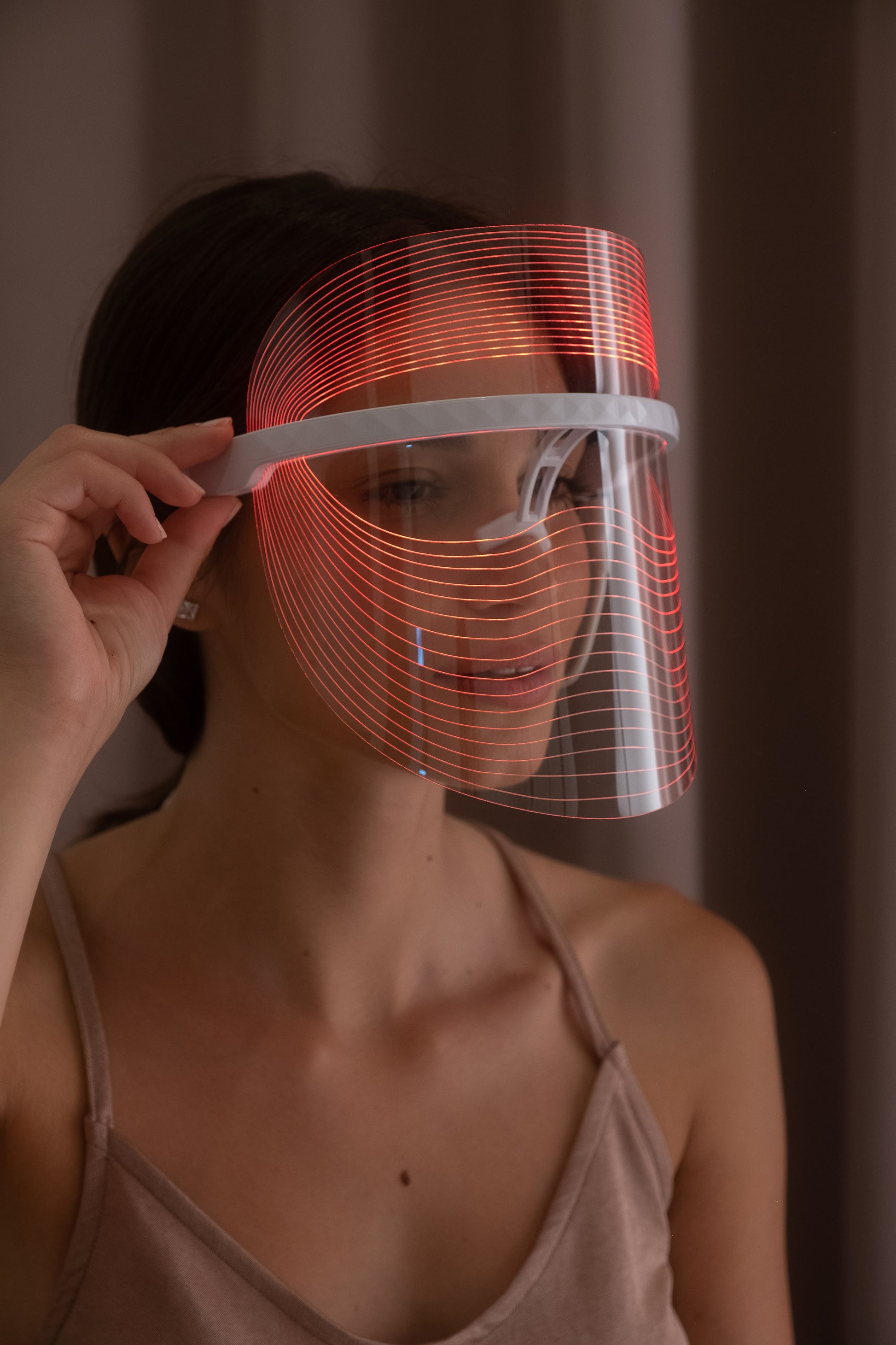 Masque LED pour le visage transparent avec bandeau blanc, lueur orange, porté