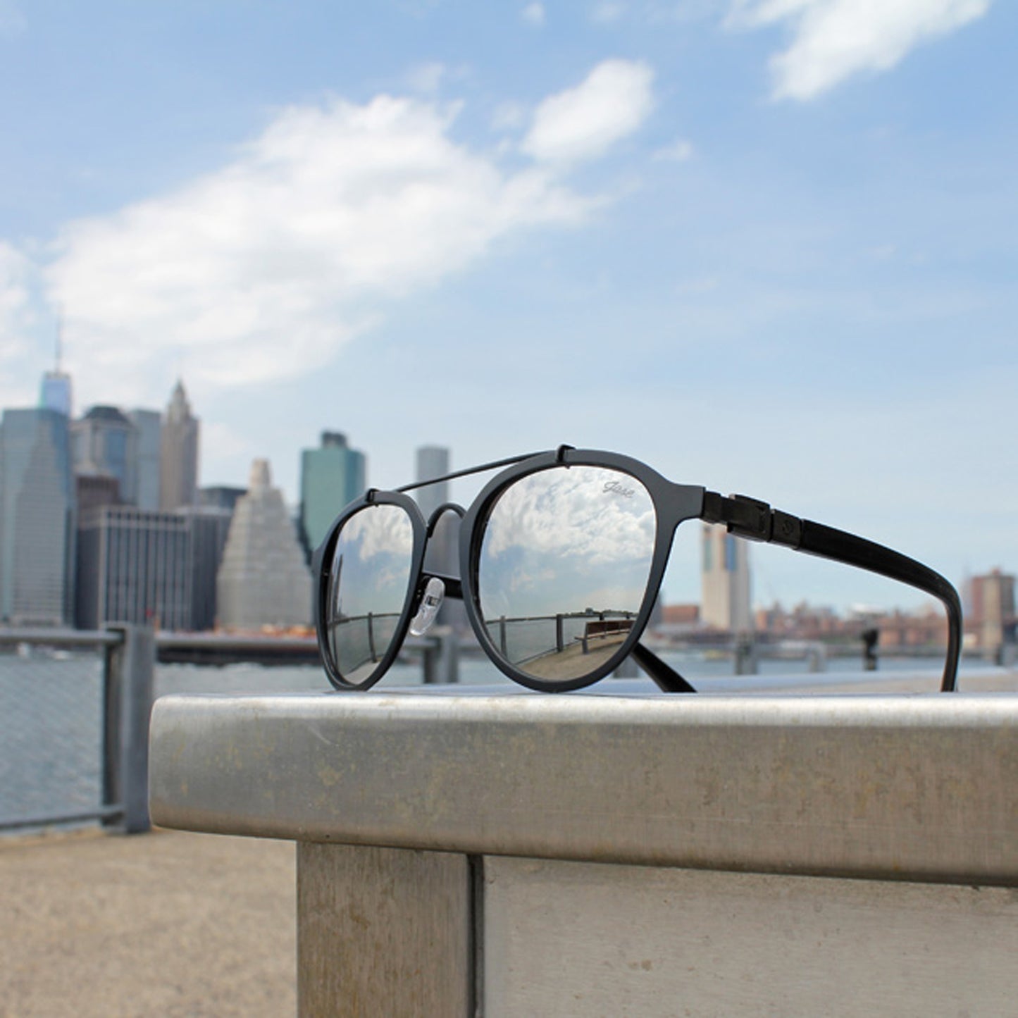 Lunettes ovales unisexes métal noir mat, verres gris, vue en perspective.