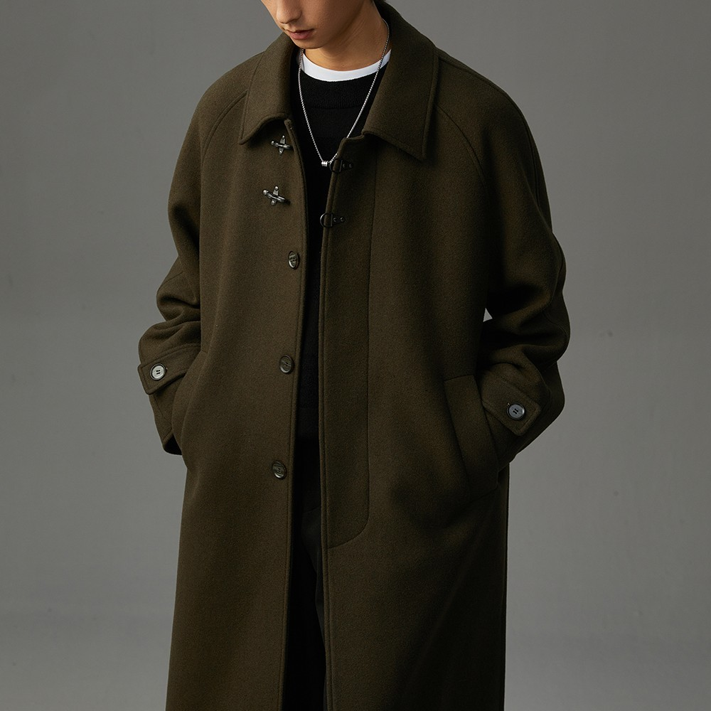 Manteau long en laine kaki, col à revers, boutons duffle, patte et poches latérales.