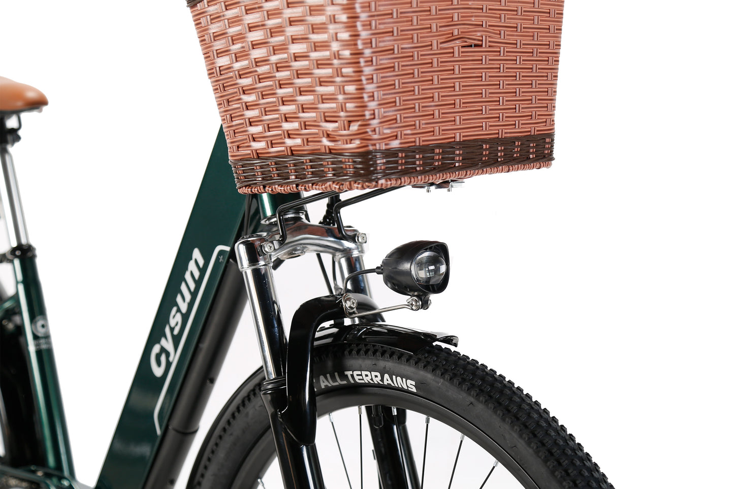 Phare avant et fourche d’un vélo électrique CYSUM vert, avec panier en osier