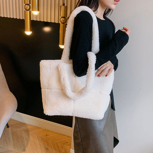 Sac cabas en peluche blanche, anses épaisses et forme fourre-tout