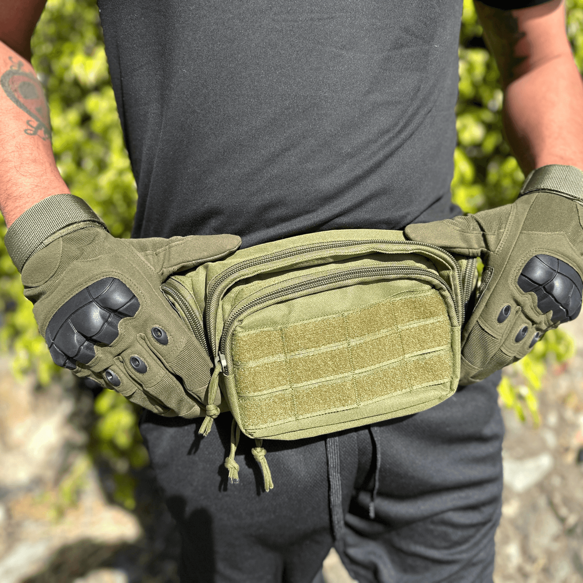 Gants tactiques kaki portés, renforts sur les jointures et fermeture au poignet