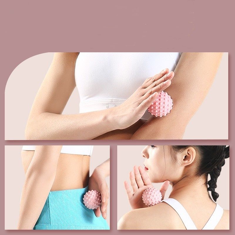Balle de massage yoga rose à picots, appliquée sur l’épaule pour massage ciblé