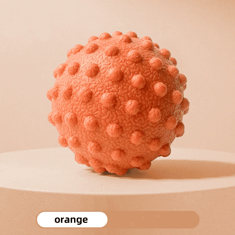Balle de massage yoga orange à picots, gros plan sur la texture en relief