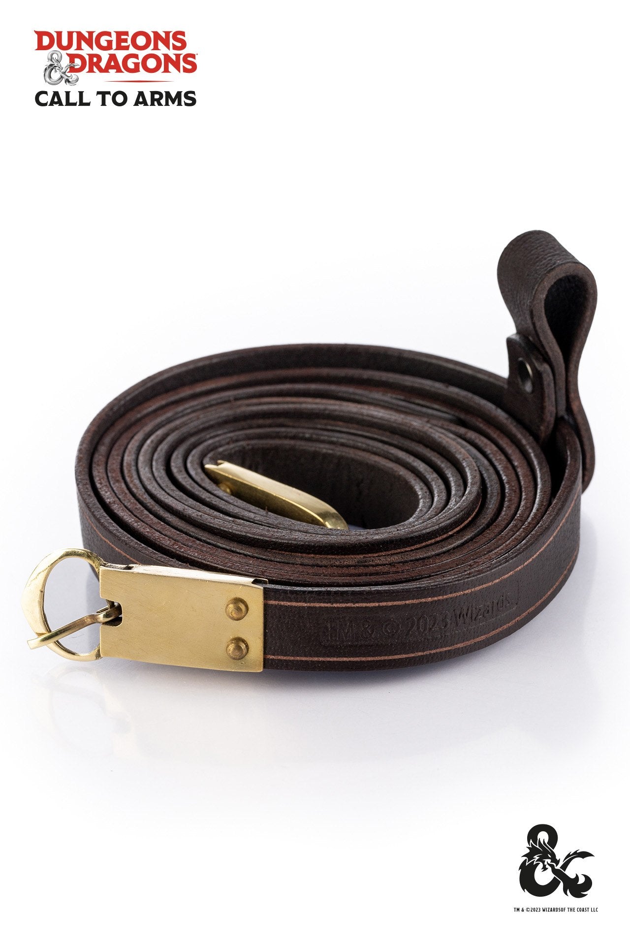 Ceinture en cuir marron avec boucle dorée et œillets, extrémité roulée.