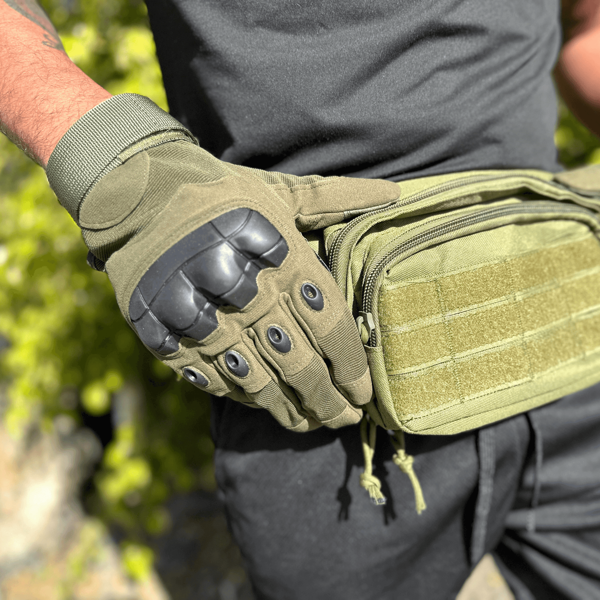 Gants tactiques JupiterGear vert olive, paume rembourrée avec protèges-articulations noirs.