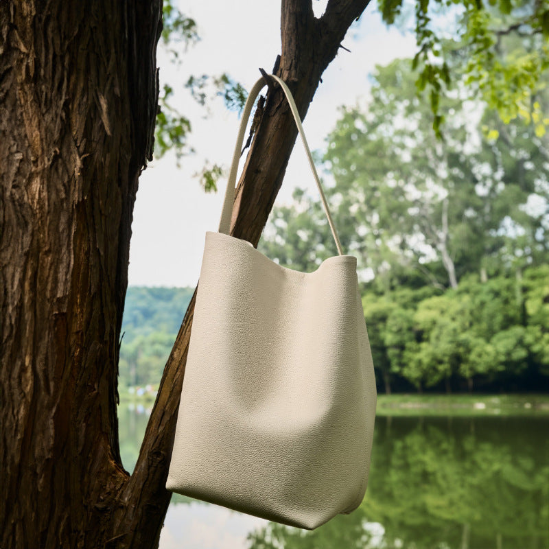 Sac seau en cuir Ideluxe™ beige clair, grand format, anses courbes, ouverture avec cordon