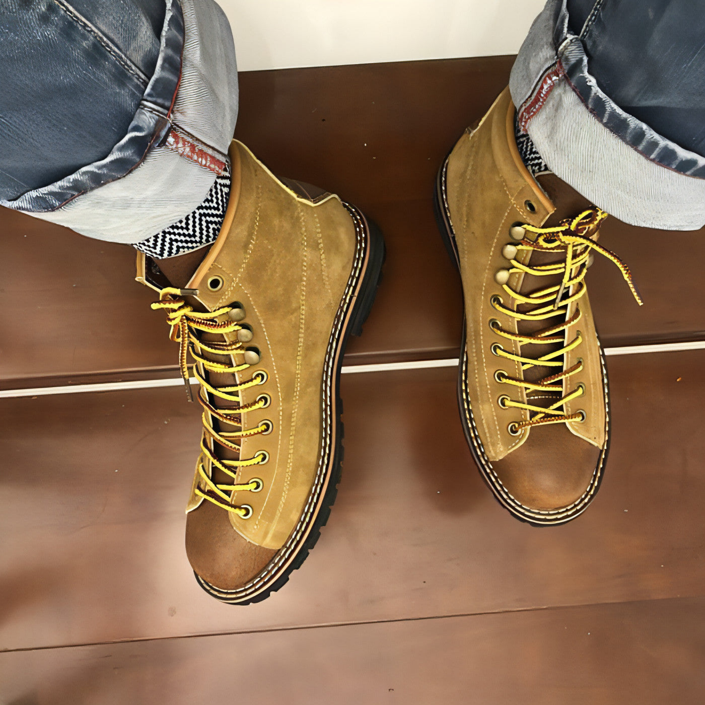 Bottes Martin en cuir marron à bout rond, lacets jaunes, semelle noire