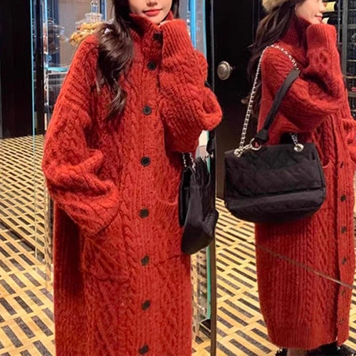 Cardigan long tricot rouge, boutons visibles, poches plaquées, manches bouffantes
