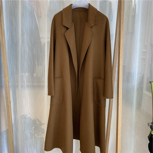 Manteau long en laine camel, face avant avec col revers et poches plaquées