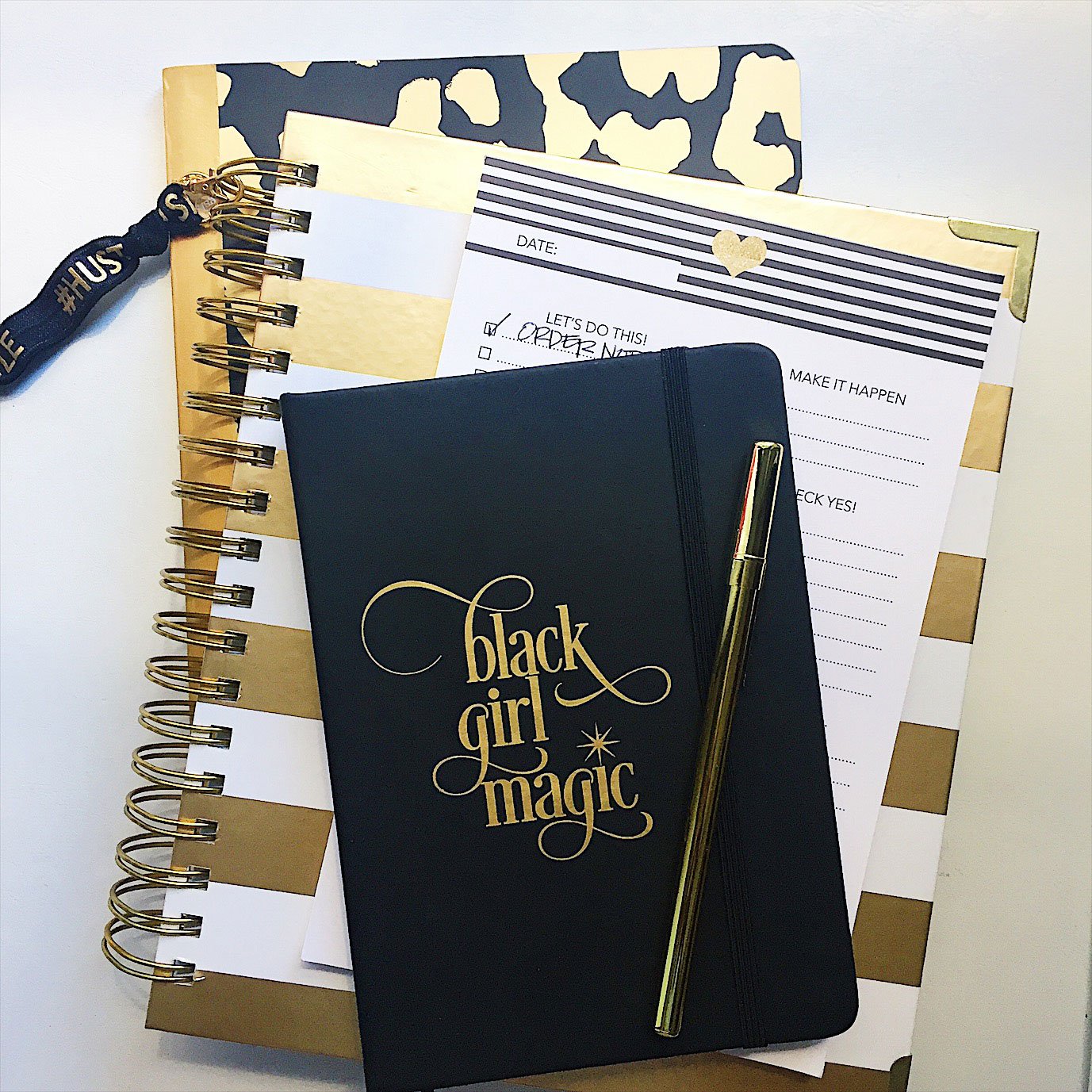 Carnet noir « Black girl magic » doré, couverture souple avec sangle
