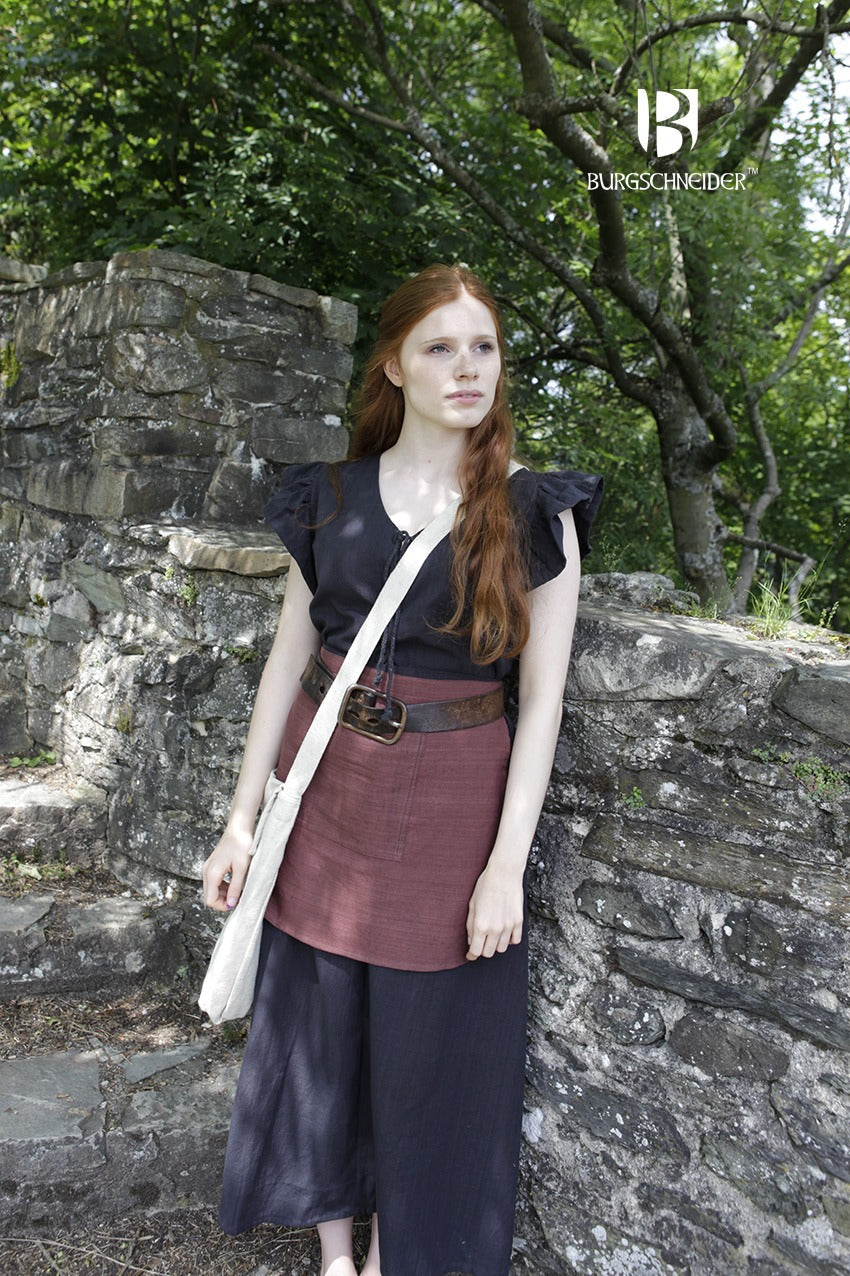 Sac en toile écrue à bandoulière longue, porté en travers de la poitrine