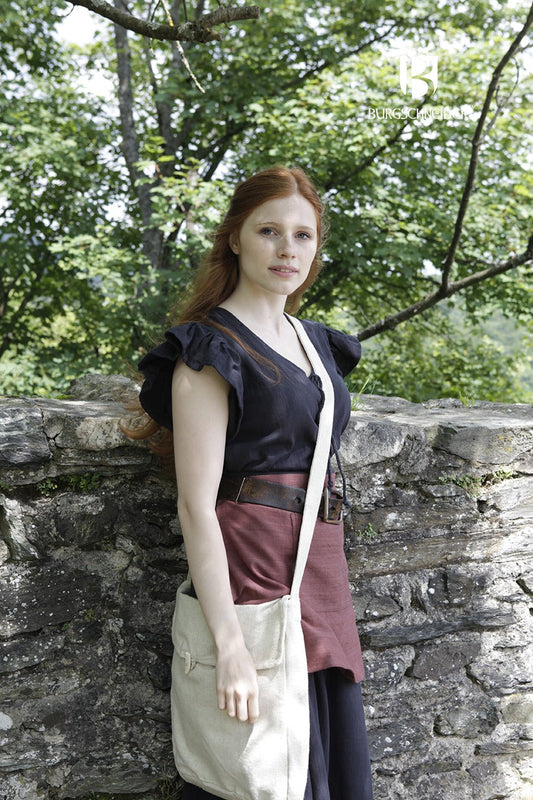 Sac en toile écrue avec bandoulière longue, porté en bandoulière sur l’épaule