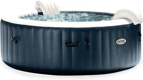 Spa gonflable bleu cobalt avec eau et deux appuis-tête, vue de dessus rapprochée