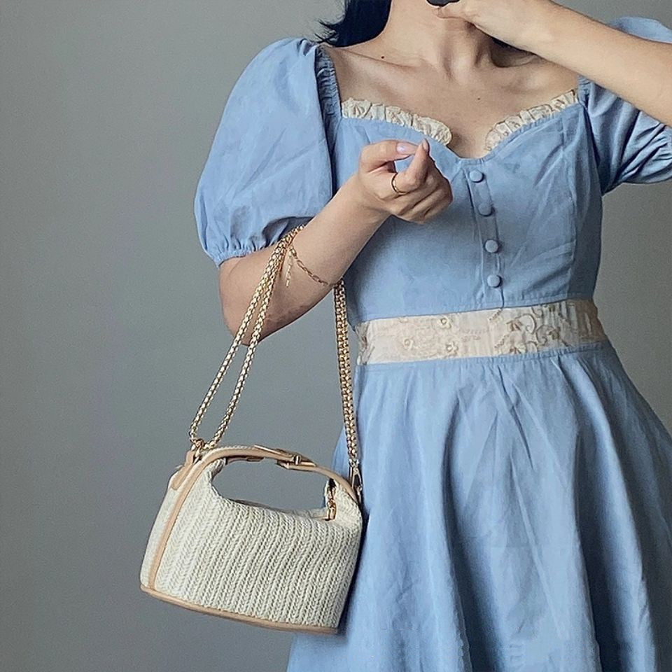 Sac bandoulière beige tressé, poignée rectangulaire et bandoulière chaînée