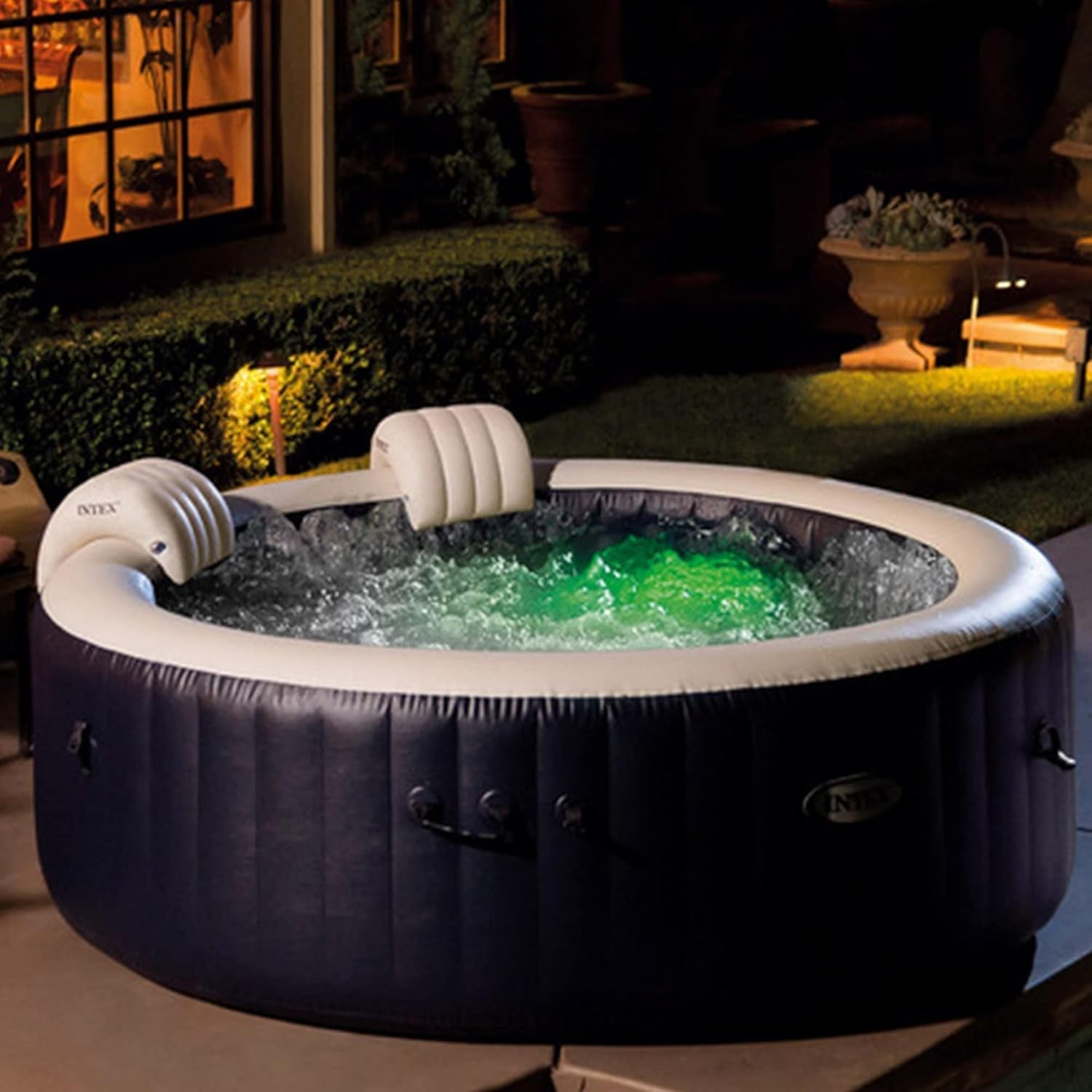 Spa gonflable bleu cobalt avec massage à bulles et deux appuis-tête rembourrés
