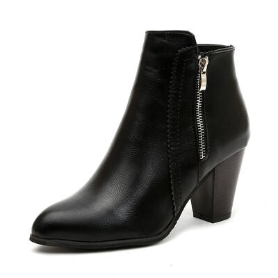 Bottines PU noires à talon bloc, fermeture éclair latérale argentée.