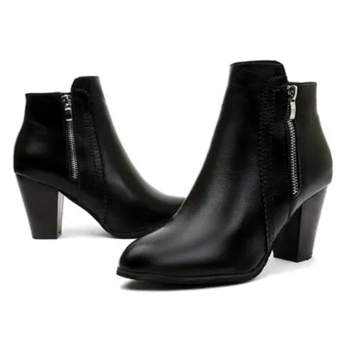 Bottines PU noires à talon bloc, zip latéral et bout légèrement pointu.