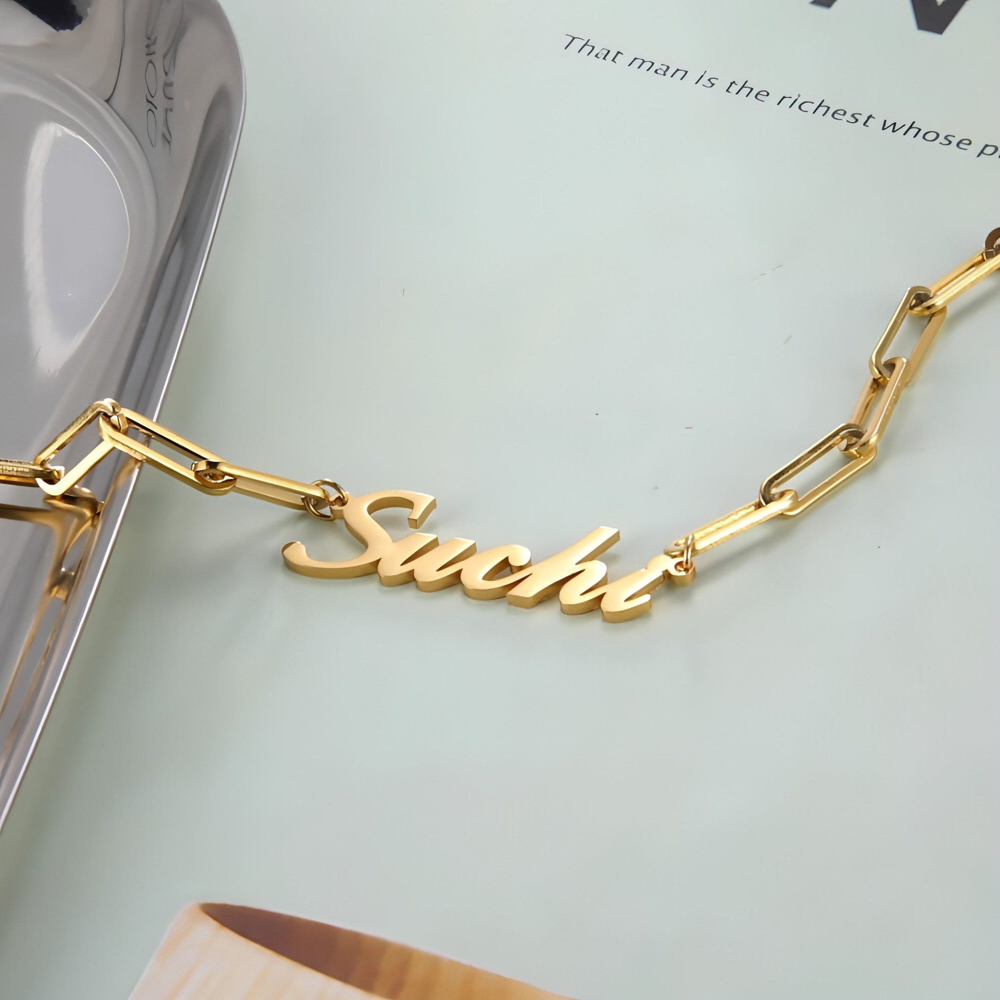 Bracelet chaîne doré à maillons carrés et grand pendentif inscription