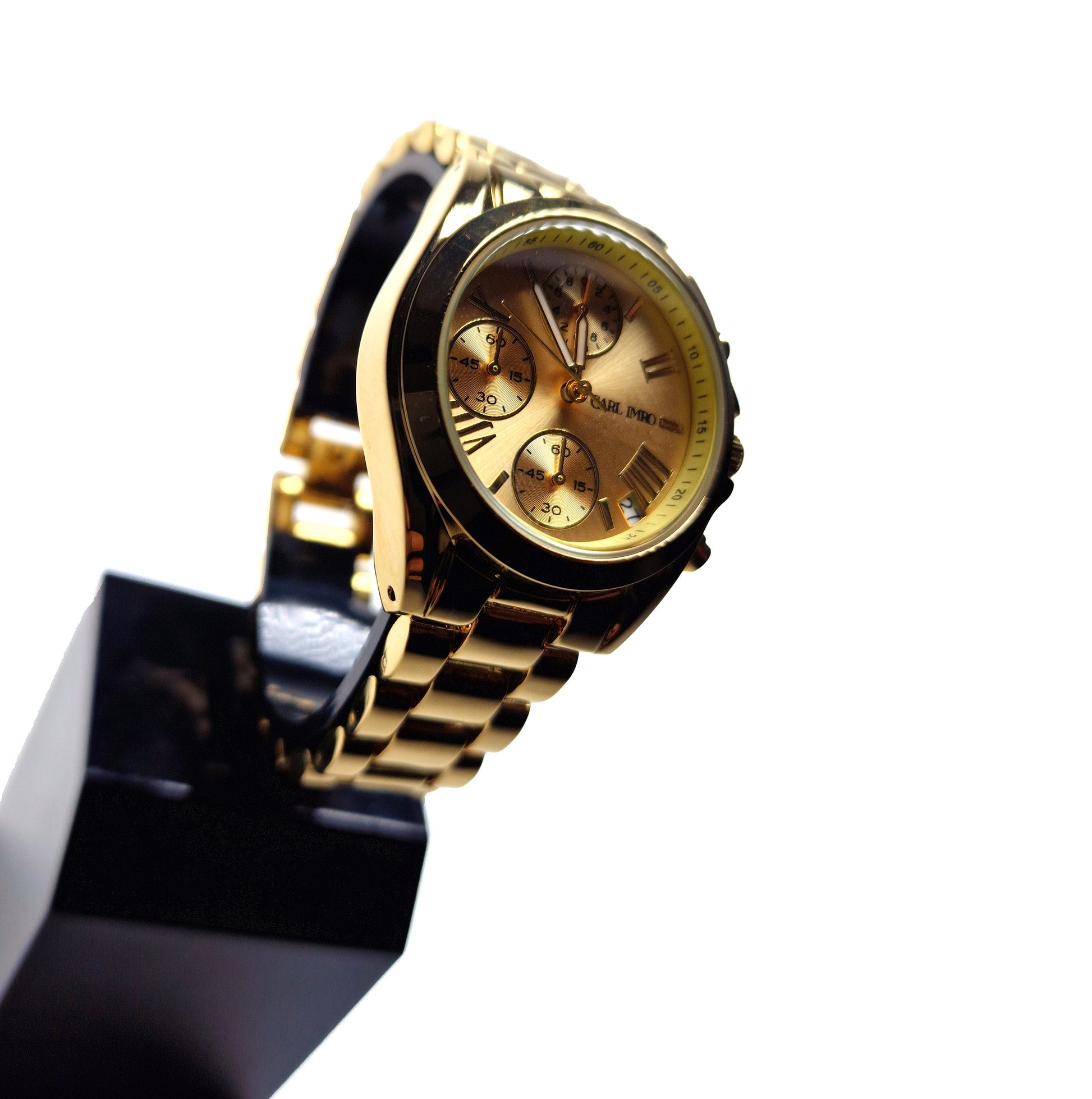 Montre femme cadran doré, bracelet maillons métalliques dorés, vue inclinée