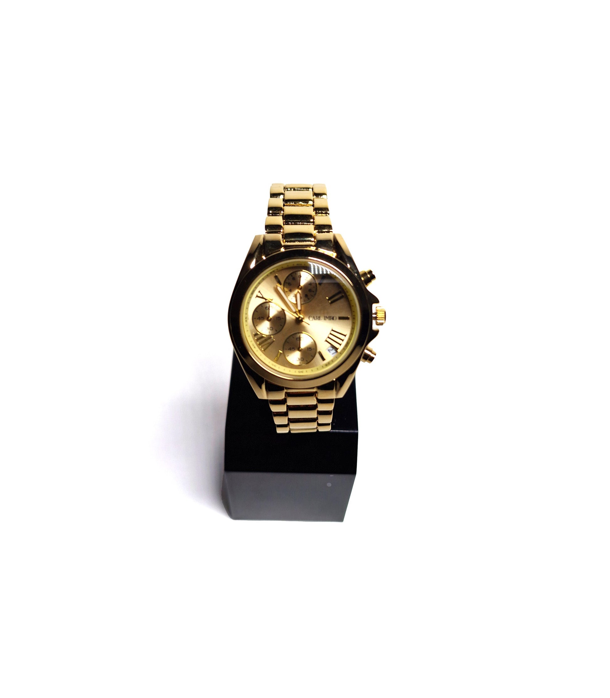 Montre femme cadran doré à affichage analogique, bracelet maillons dorés, sur socle.