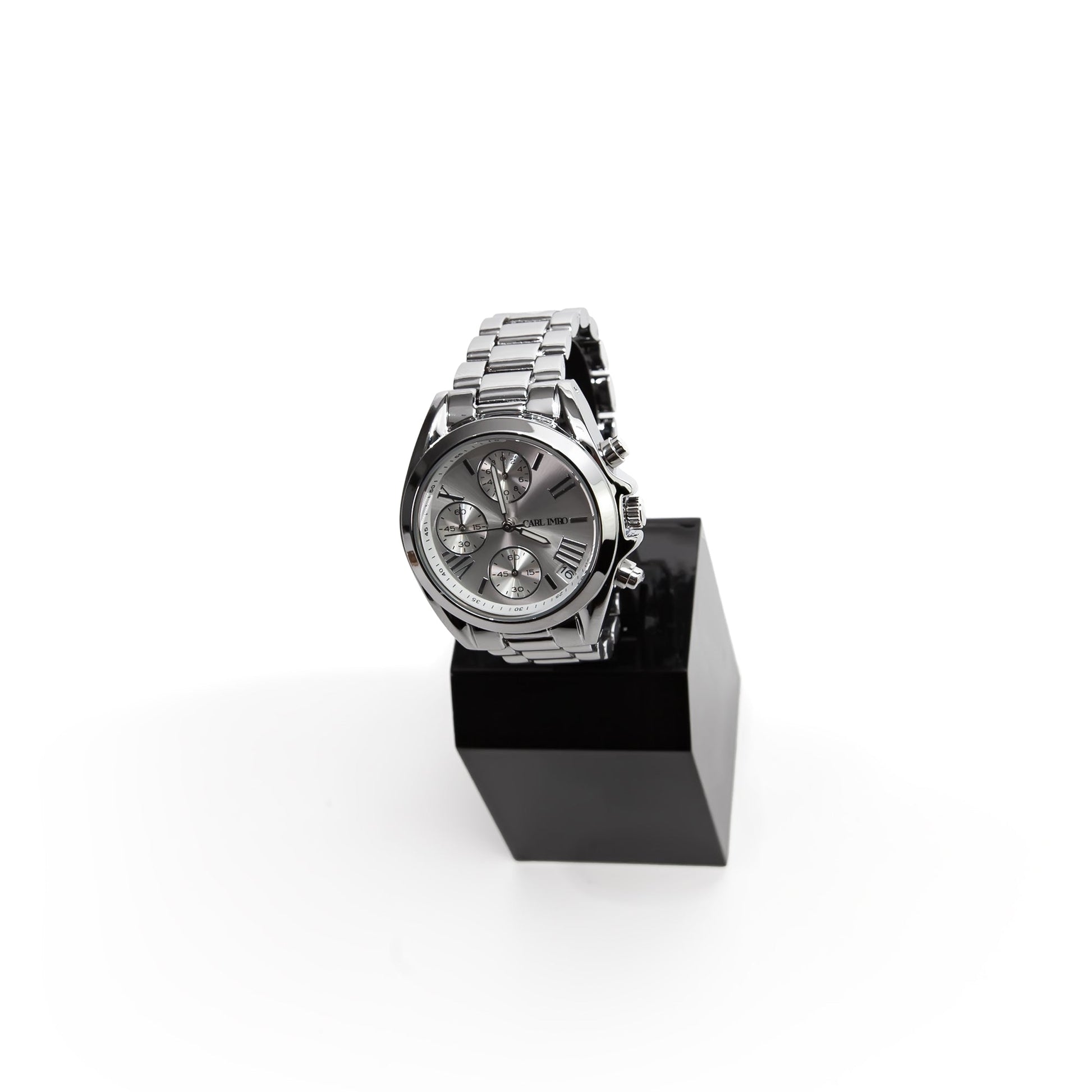 Montre-bracelet argentée en angle, cadran blanc à sous-cadrans et boîtier rond