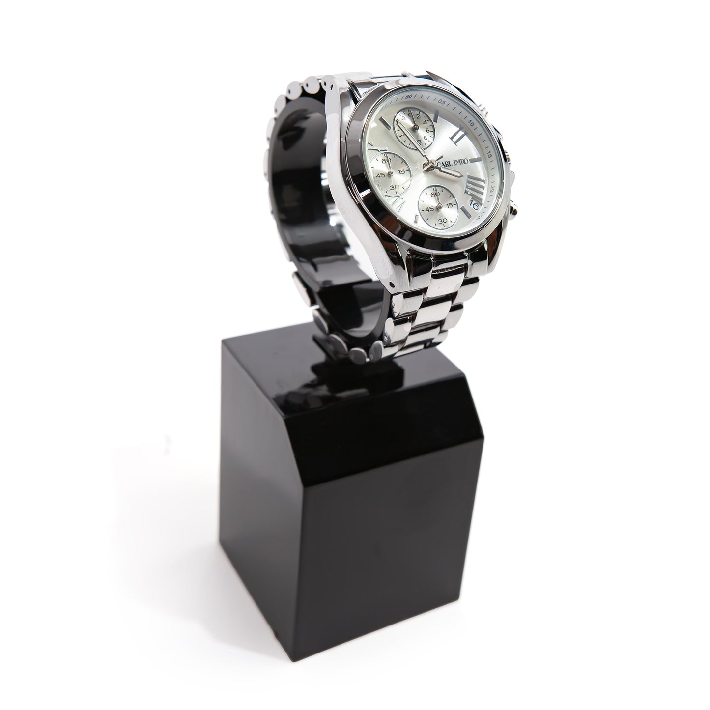 Montre-bracelet argentée, vue arrière sur le bracelet à maillons et le boîtier rond