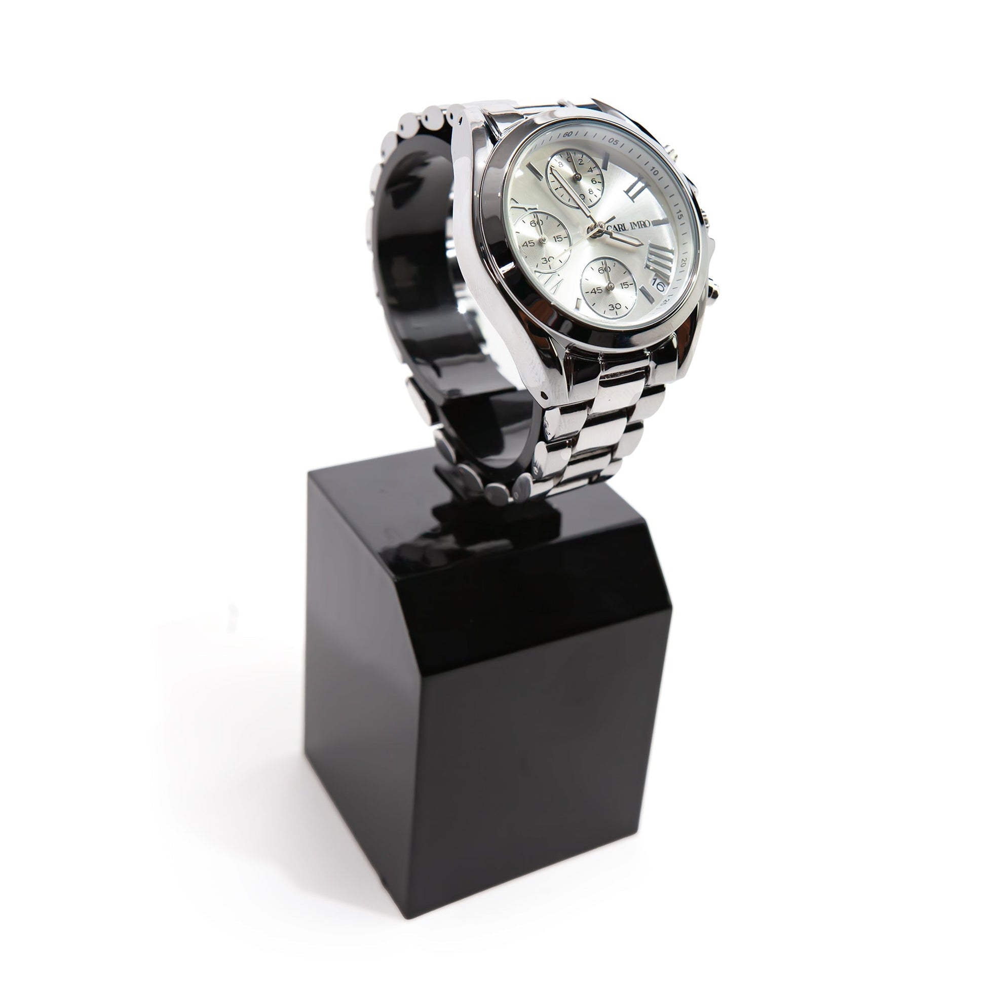 Montre-bracelet argentée, vue arrière sur le bracelet à maillons et le boîtier rond