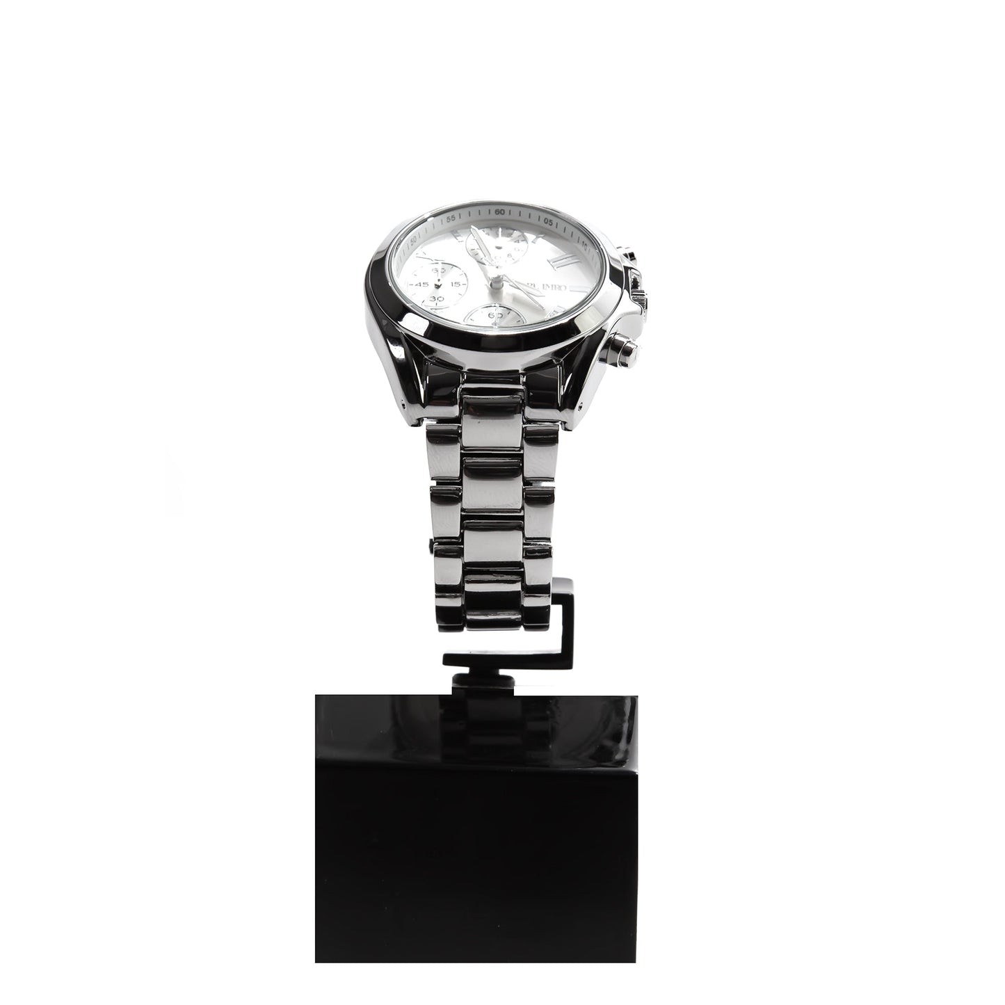 Montre-bracelet argentée vue de face sur support, cadran blanc avec sous-cadrans