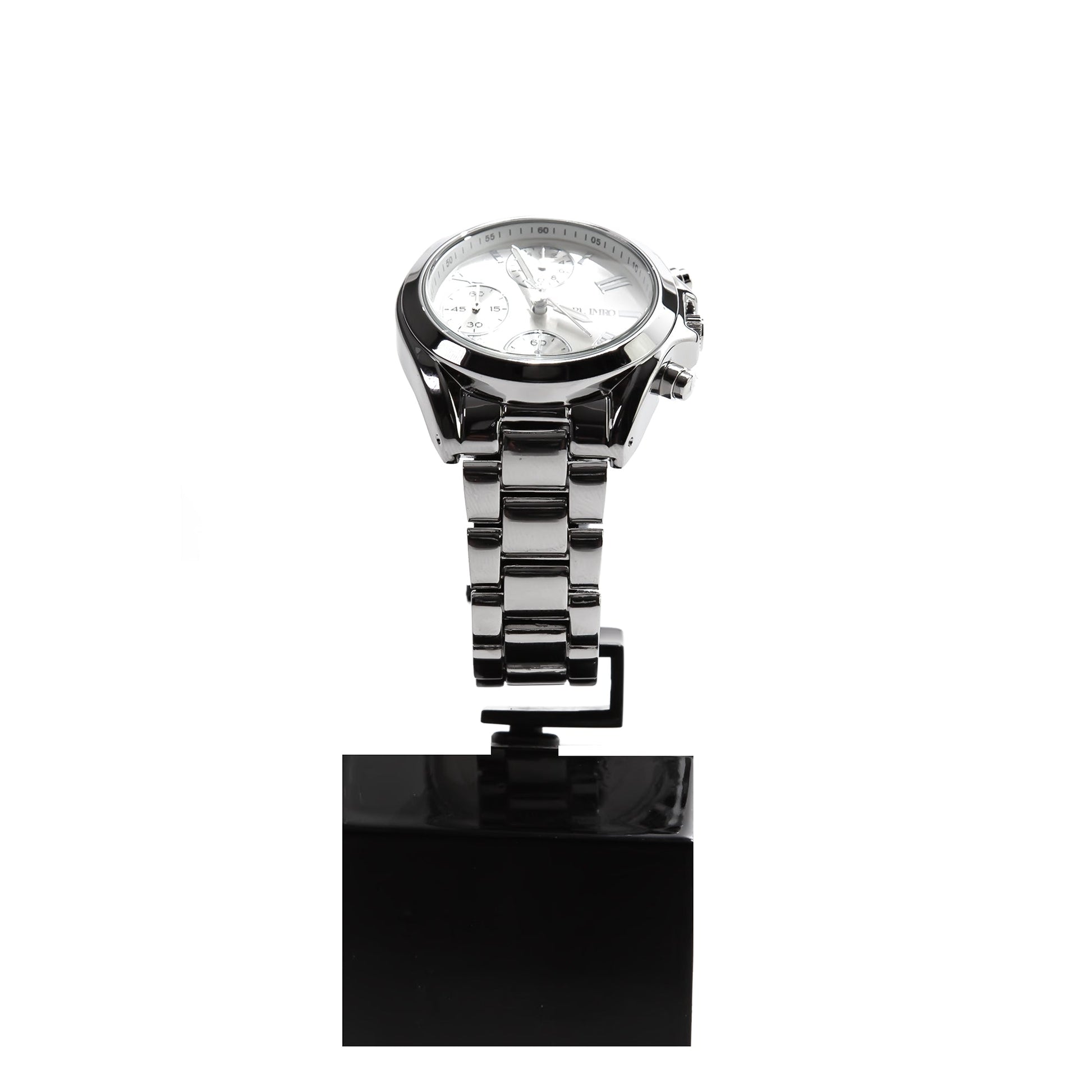 Montre-bracelet argentée vue de face sur support, cadran blanc avec sous-cadrans