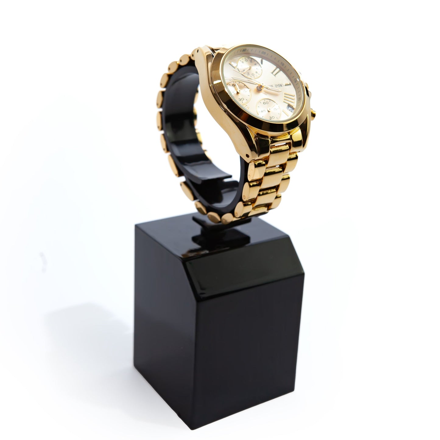 Montre femme boîtier doré, bracelet maillons, vue de profil avec couronne.