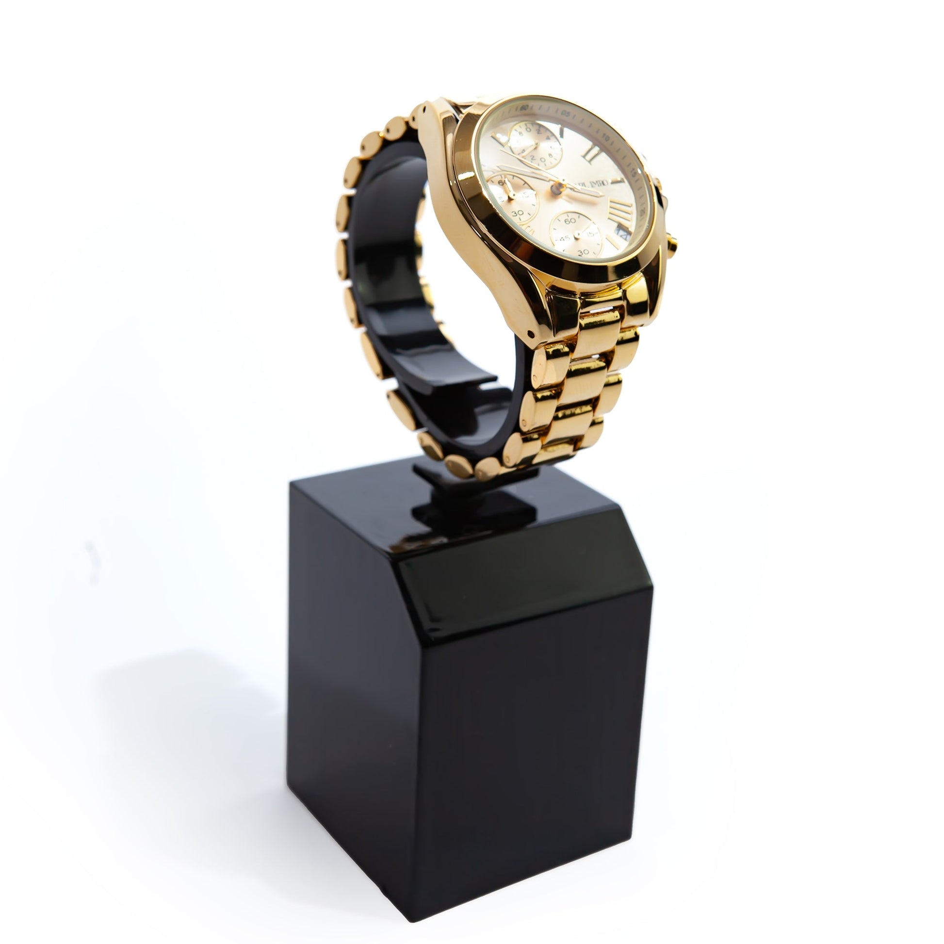 Montre femme boîtier doré, bracelet maillons, vue de profil avec couronne.