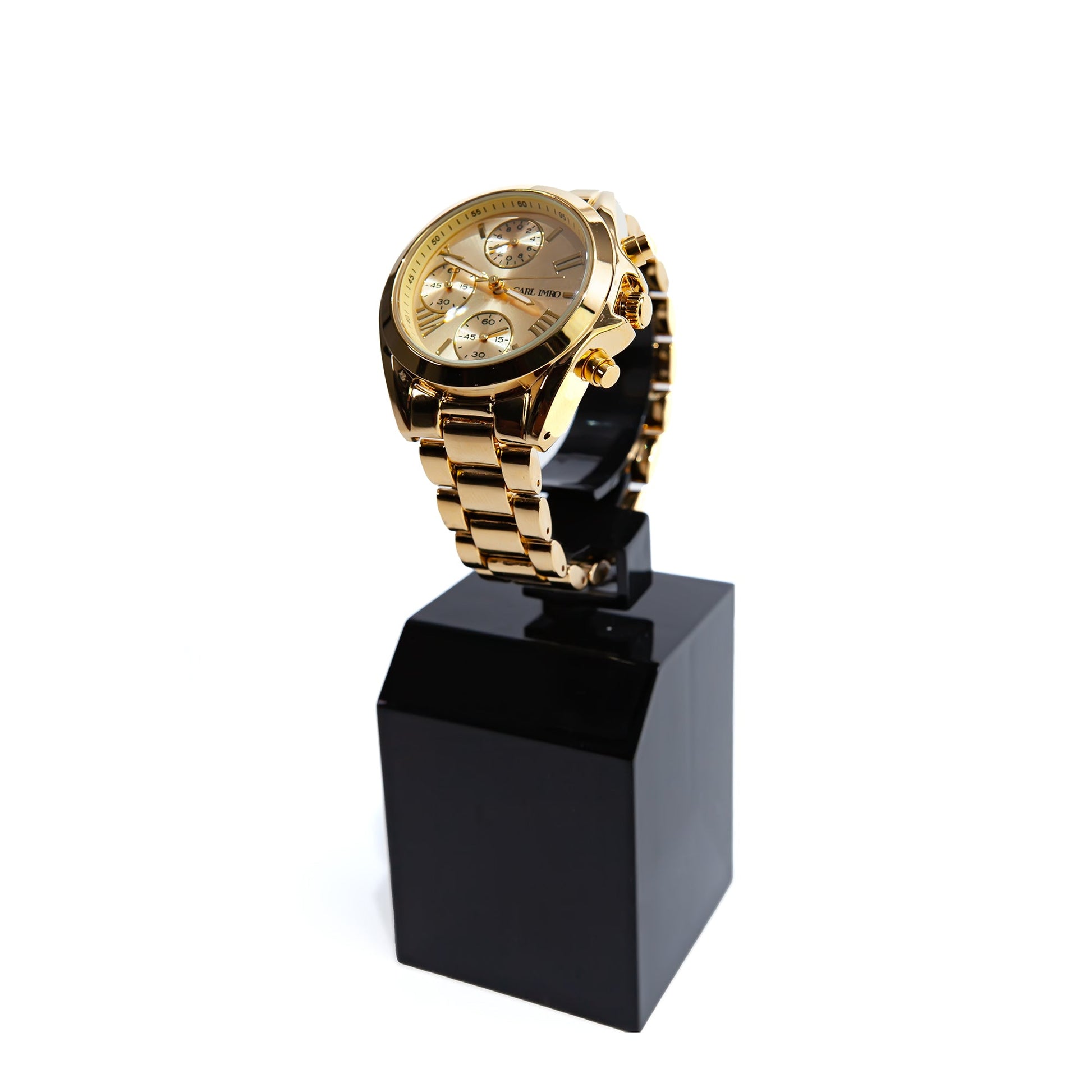 Montre femme cadran doré sur bracelet maillons, vue en biais sur support noir.