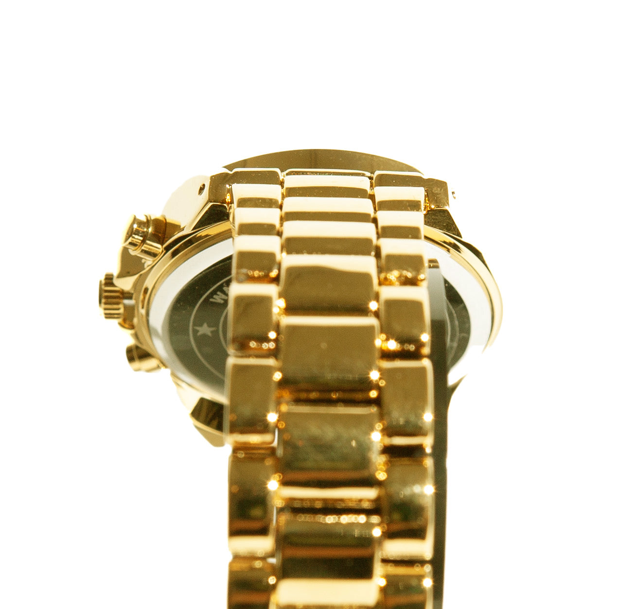 Montre femme gros plan boîtier doré et bracelet maillons métalliques