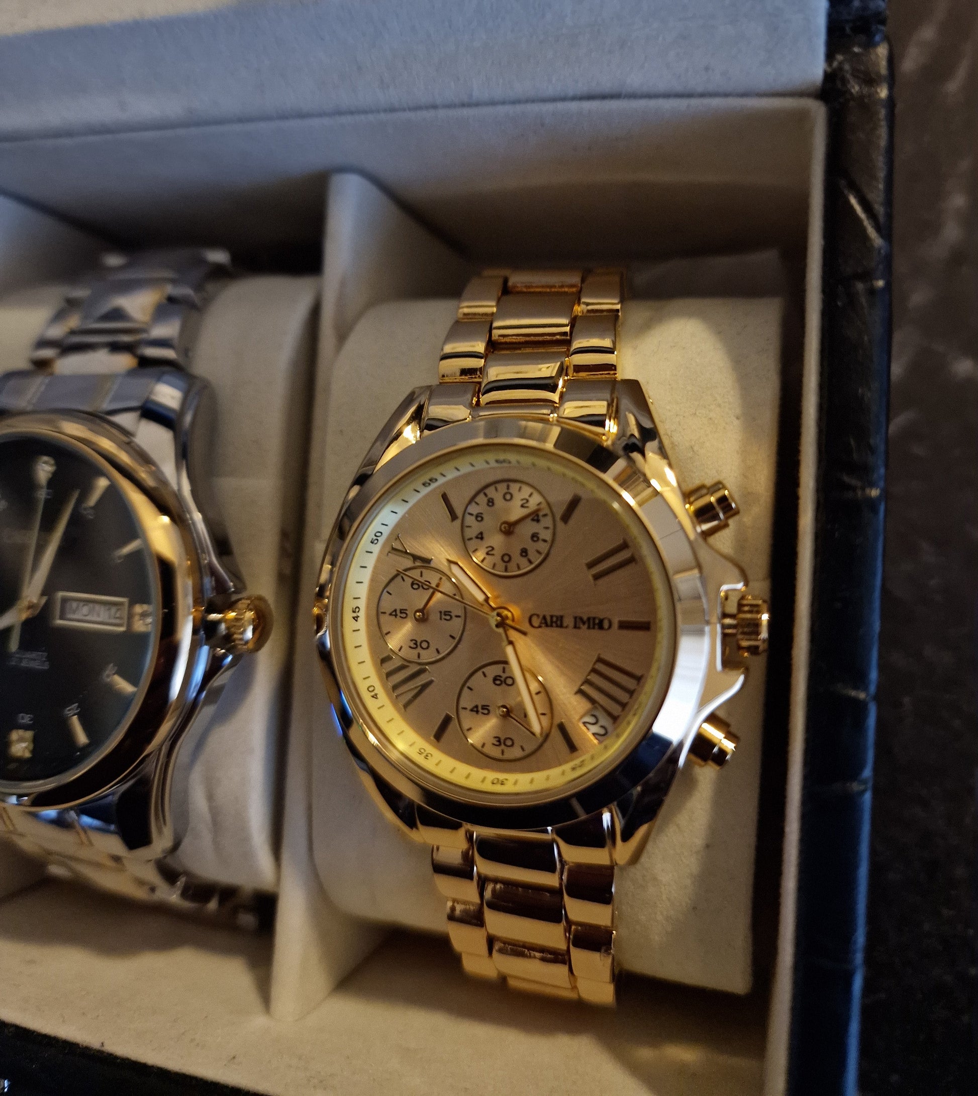 Montre femme dans son coffret, cadran doré à compteurs et bracelet maillons métalliques