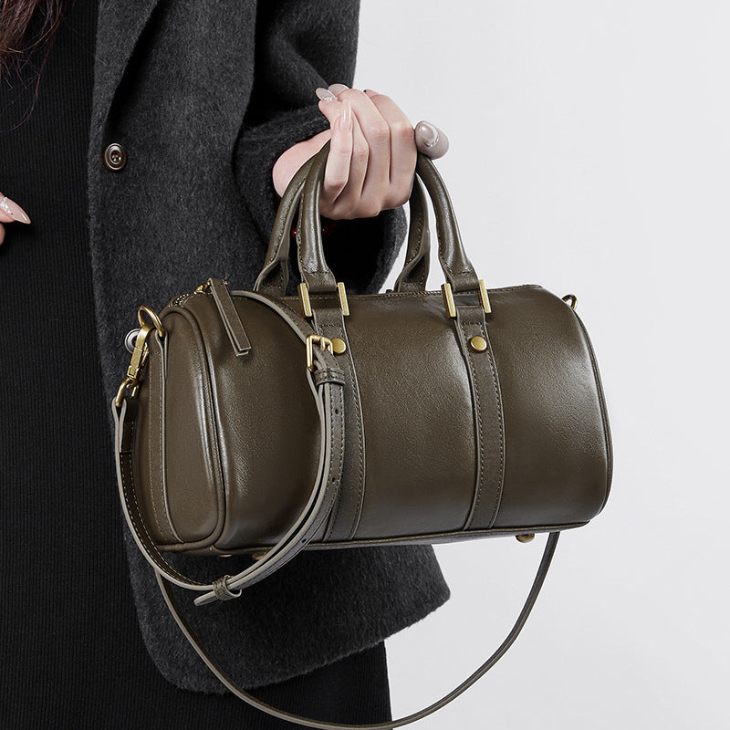Sac bandoulière en cuir vert foncé avec poignée, bandoulière et deux fermetures zippées