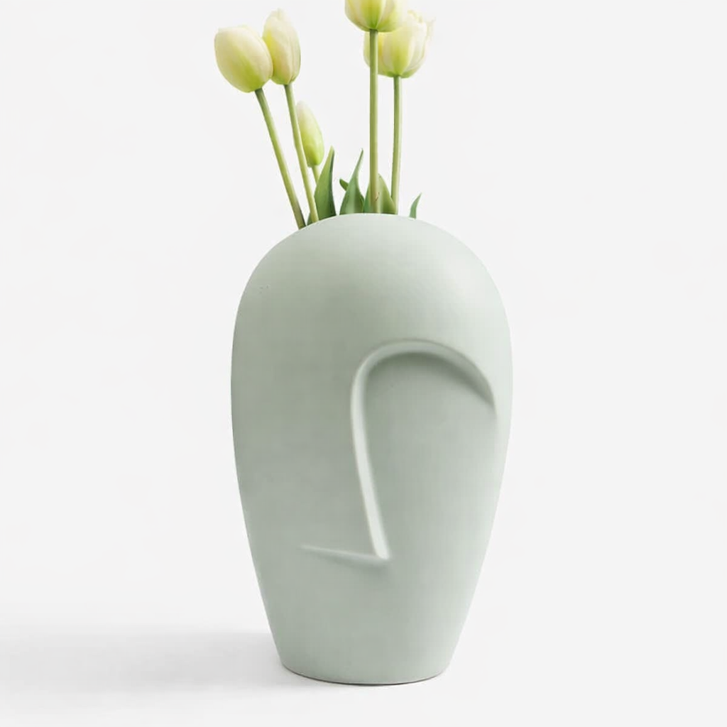 Vase en céramique mate vert sauge, sculpture visage avec ouverture arrondie