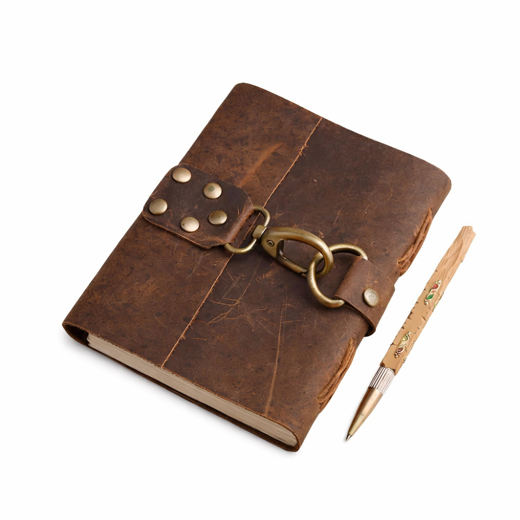 Carnet en cuir brun rustique avec fermoir métal et rivets