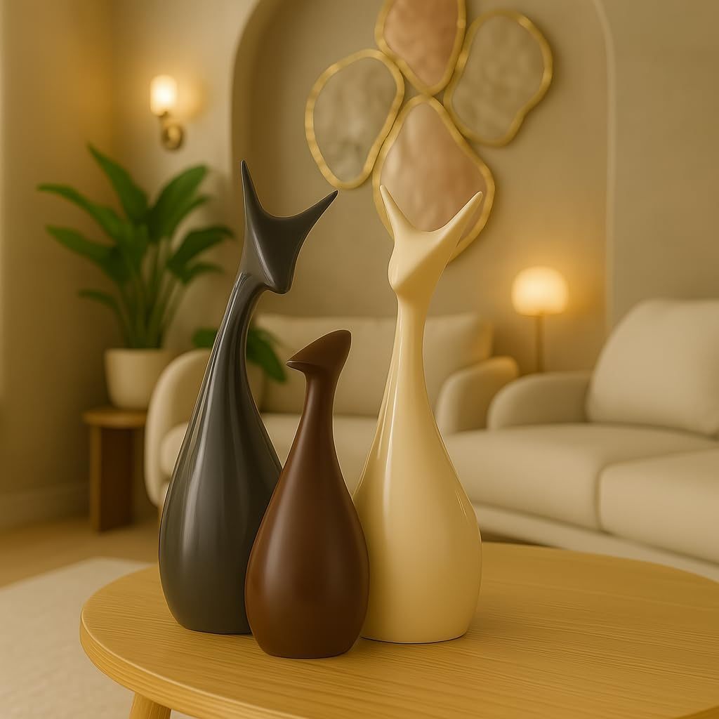 Trio de sculptures déco organiques en bois, tons sombres et ivoire, sur socle.
