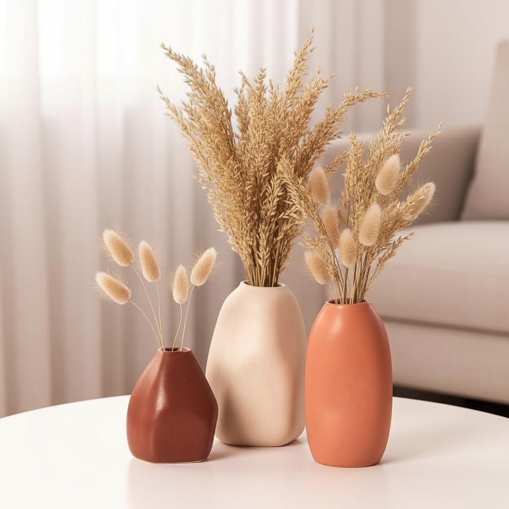 Trio de vases céramique mate terracotta, beige et brique, fleurs séchées.